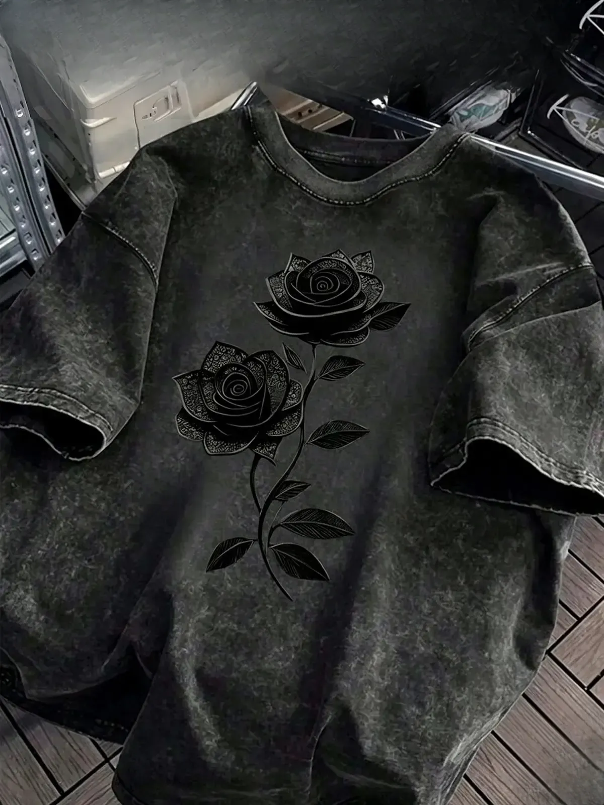 Dark Black Rose Print Washed Graphic Tee, American Vintage Gothic Y2K Streetwear Loose Fit Cotton Unisex Matching Couple T-Shirt