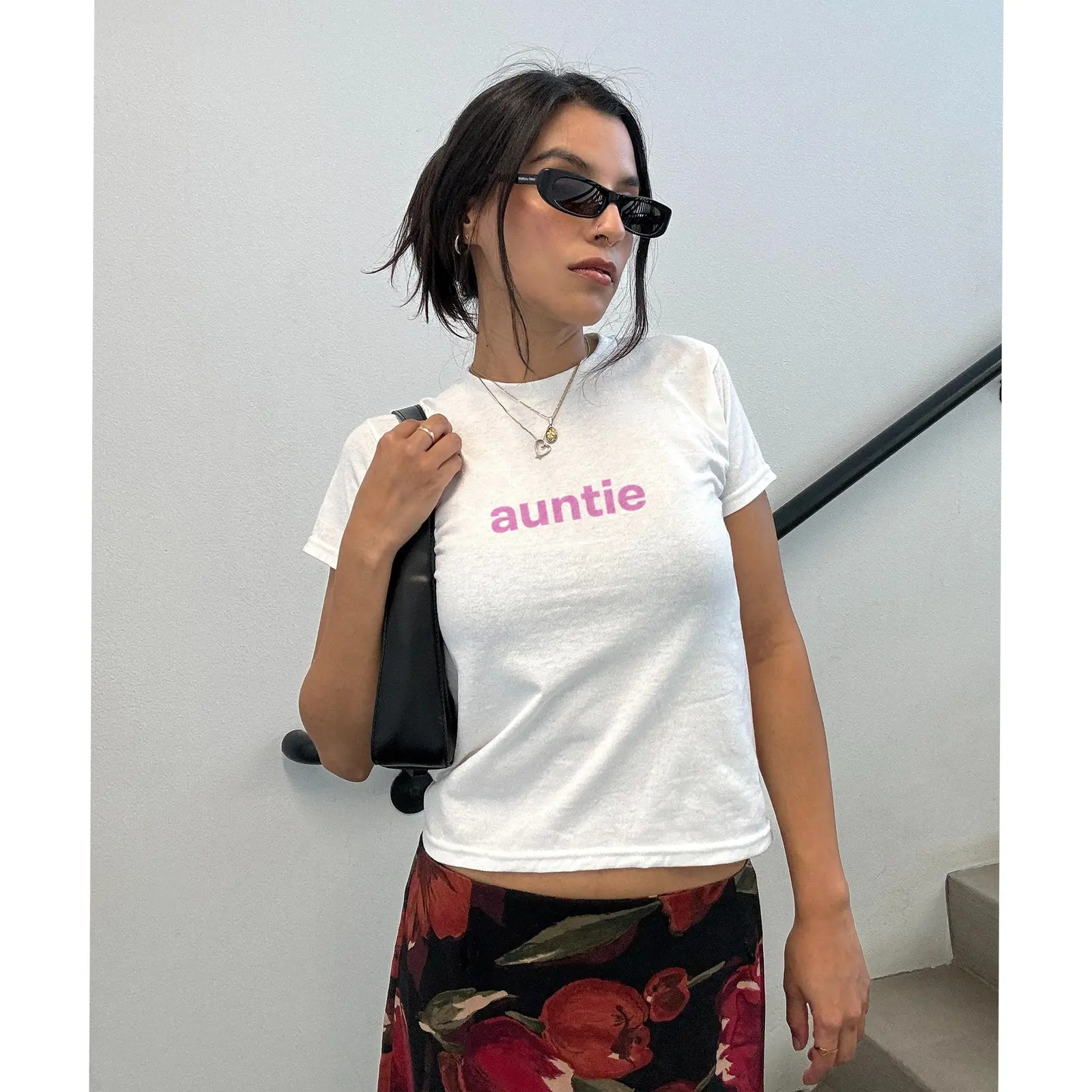 Auntie Retro Y2K Vintage Baby Tee, Cute Cool Aunt Aesthetic Pink Script Graphic Fitted Crop Top Shirt for Niece and Nephew Days